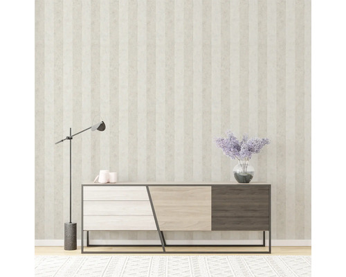 Ljust rum med randig tapet, skänk, golvlampa och blomvas