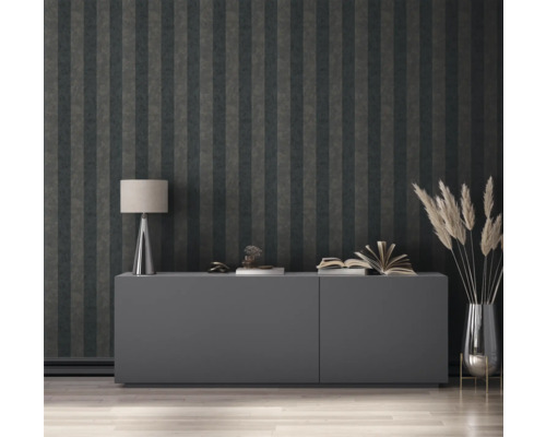 Vardagsrum med randig tapet, byrå, lampa och dekoration