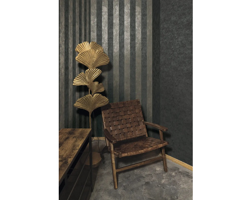 Inredningsexempel med fåtölj, byrå och golvlampa framför randig tapet