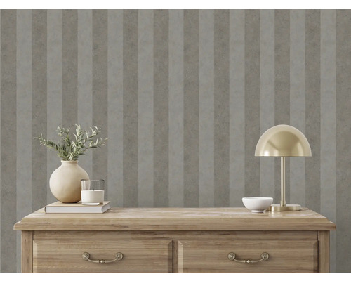 Dekorativ tapet med randigt mönster på en sovrumsvägg