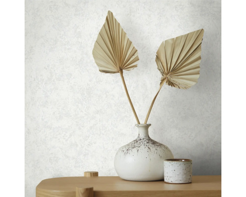 Närbild av en vit strukturtapet med vas och dekoration