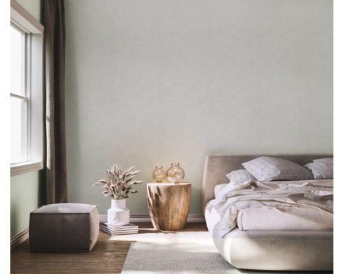 Ljust sovrum med säng, nattduksbord, dekorationer och dagsljus