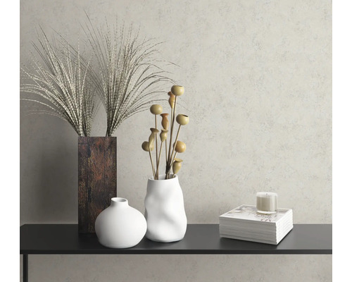 Dekorativt stilleben med vaser, växter och ljus på en hylla