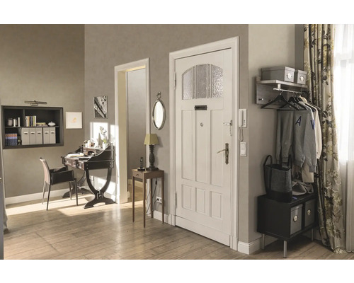 Entré med garderob, skrivbord och trägolv