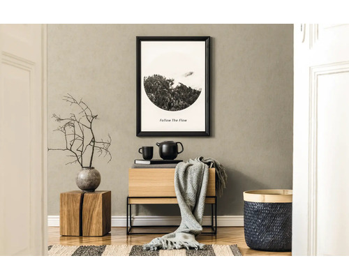 Dekorativt boende med trämöbler, matta och väggmålning