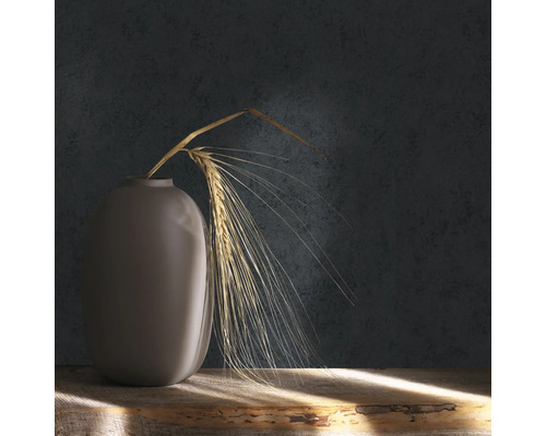 Dekorativ vas med veteax på ett träbord