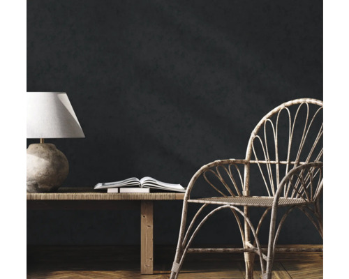 Rumsinteriör med bordslampa, bok, bänk och stol