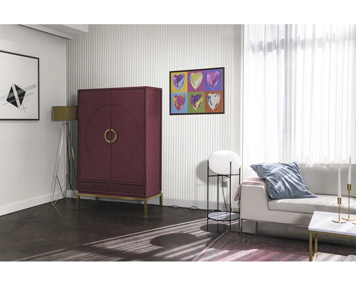 Vardagsrum med rött skåp, soffa och konstverk på väggen