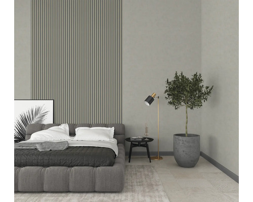 Sovrum med säng, sängbord, golvlampa och krukväxt