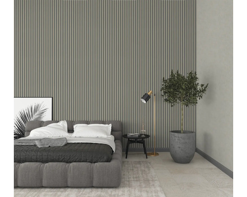 Sovrum med säng, golvlampa, bord och väggpaneler