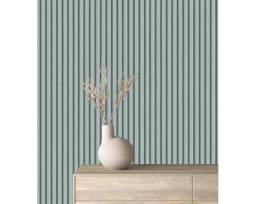 Dekorativa väggpaneler med vertikala ränder, vas och torkade blommor på byrå