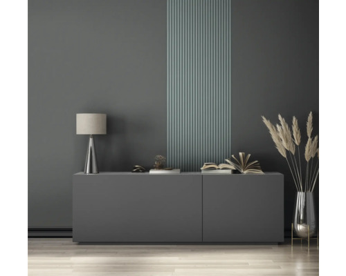 Vardagsrum med skänk, lampa, dekorationer och vertikala väggpaneler