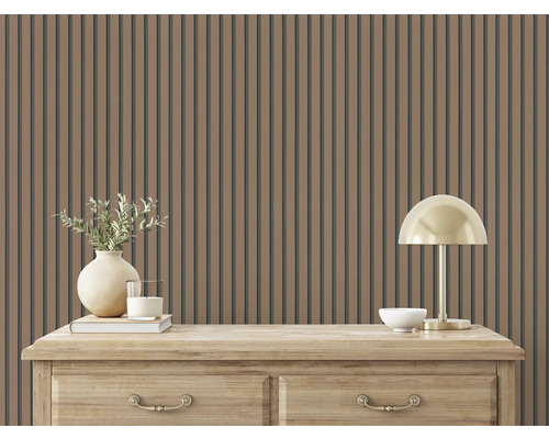 Väggpaneler i trä bakom byrå med lampa och dekoration