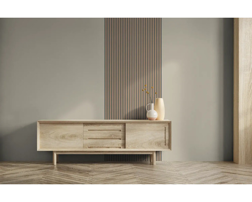 Vardagsrum med träskänk, väggpaneler och parkettgolv