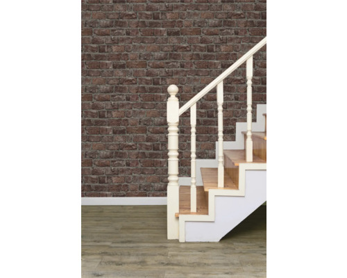 Närbild av en trappa framför en tegelvägg för renovering och inredning