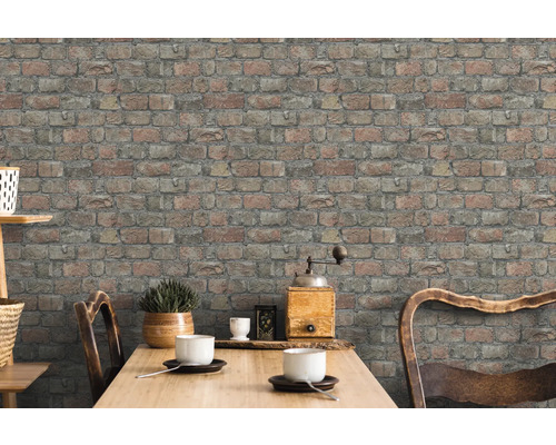 Väggdekoration med tegel tapet i matsalen.