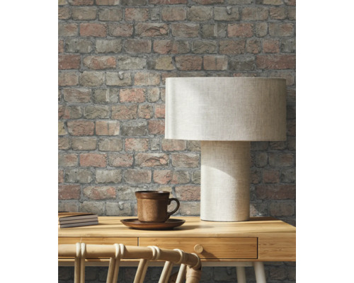 Rum med tegelstapeter, skrivbord och lampa