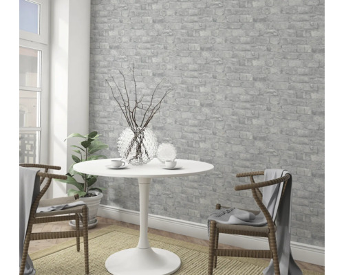 Ljust rum med tegel tapet, bord och stolar