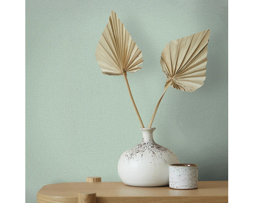 Närbild av en strukturerad tapet med blomdekor i en vas