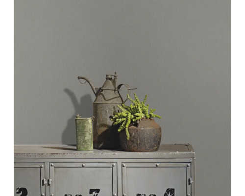 Dekorativa metallföremål på ett skåp