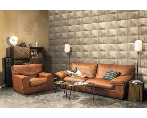 Vardagsrum med skinnsoffa, fåtölj, väggpaneler i trä och hyllor