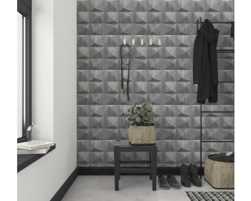 Entré med grå 3D-effekt tapet, klädhängare och tillbehör för ett stilfullt hem.