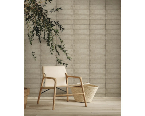 Ljust rum med dekorativ väggbeklädnad, fåtölj och korg