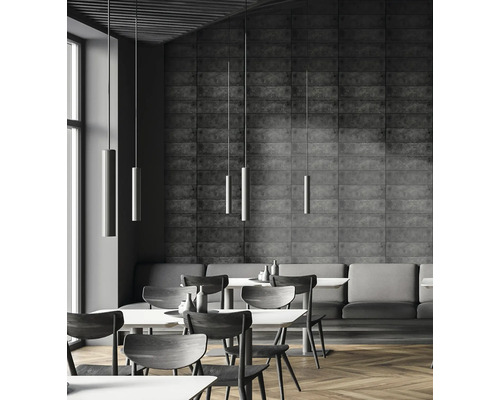 Restauranginteriör med bord, stolar och belysning