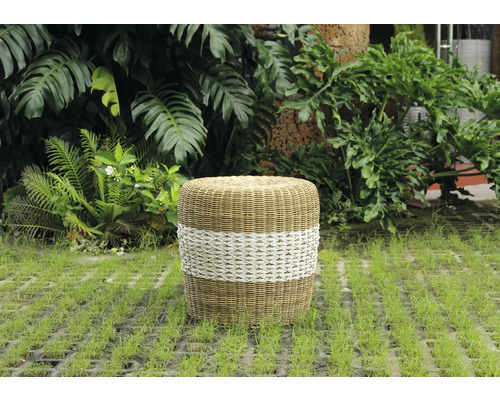 Rund rottingpall med dekorativt band