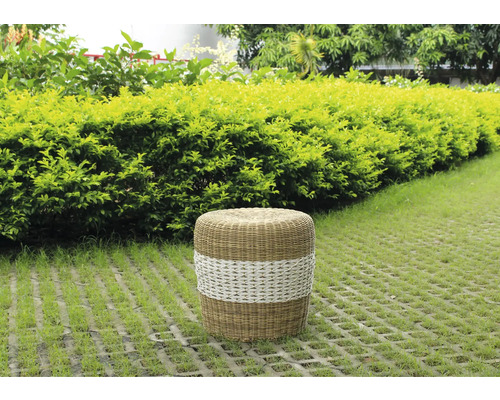 Rund rottingpall med dekorativt flätmönster för utomhusbruk