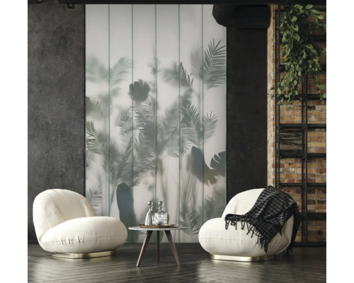 Vardagsrum i modern stil med skjutdörr, fåtöljer och sidobord