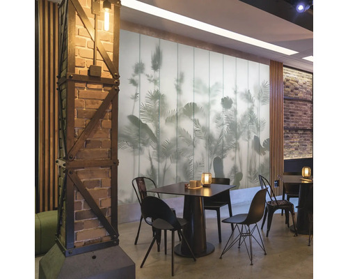 Dekorativt rum med matbord och dekorativ vägg med växtmönster