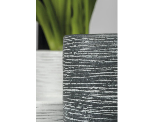 Närbild av två blomkrukor med horisontellt linjemönster