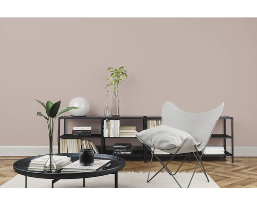 Vardagsrum med hylla, fåtölj och bord