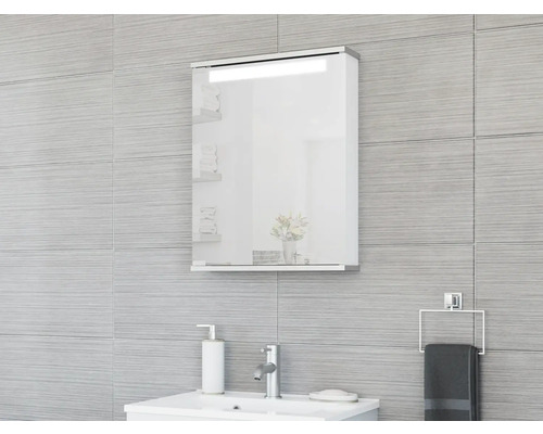 Modernt badrum med spegelskåp, handfat och handdukshängare