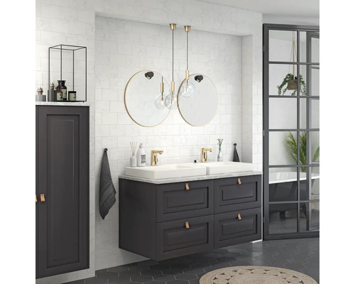 Modernt badrum med dubbla handfat, underskåp, speglar och belysning.