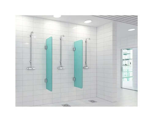 Duschrum med duschväggar, armaturer och vita plattor