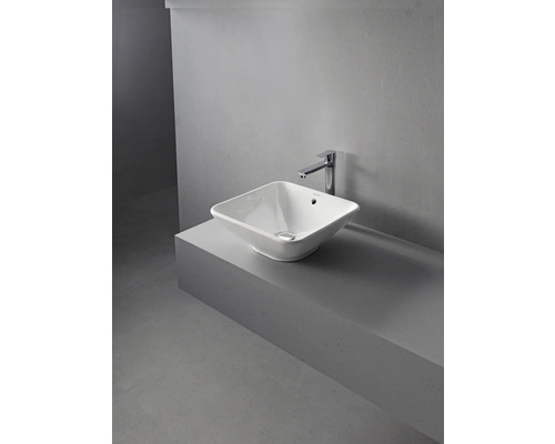 Tvättställ i keramik med blandare på tvättställ