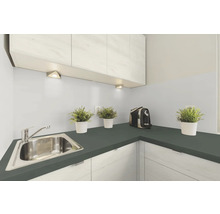 Köksscen med diskho, arbetsbänk, köksskåp och belysning