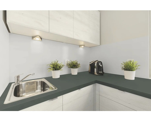 Köksscen med diskho, arbetsbänk, köksskåp och belysning