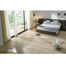 Sovrum med trägolv, säng och balkong