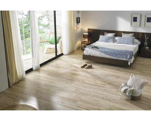 Sovrum med trägolv, säng och balkong