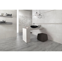 Badrum med tvättställ, svart handfat, spegel, hyllor och träimitation klinker