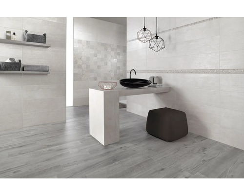 Badrum med tvättställ, svart handfat, spegel, hyllor och träimitation klinker