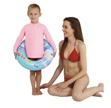 Barn med badring och kvinna i bikini poserar