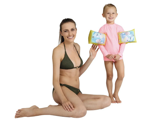 Kvinna i bikini och barn med simpuffar