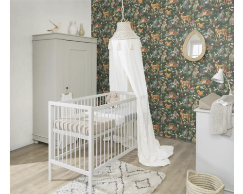 Barnrum med spjälsäng, skåp, skötbord och tapet med skogsdjur