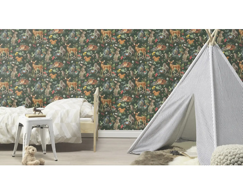 Barnrum med tapet med skogsdjur, lektält och barnsäng