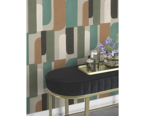 Scen med mönstrad tapet, en bänk, en bricka, glas och en vas med blommor.