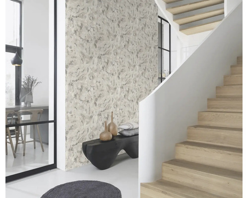 Hall med mönstrad tapet, trappa och sittbänk